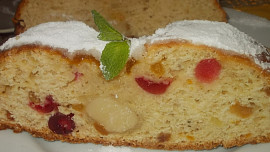 Tvarohová štola s  marcipánovou náplní, oříšky a ovocem