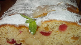 Tvarohová štola s  marcipánovou náplní, oříšky a ovocem