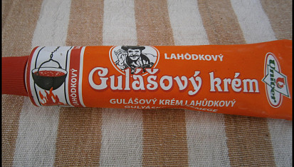 Vepřové kostky se zeleninou a křenem,z papiňáku, zakoupeno v Kauflandu,v chladícím boxu společně se sardelovou pastou aj.