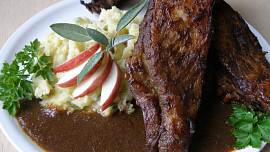 Žebra pečená v marinádě z celeru a jablečných povidel