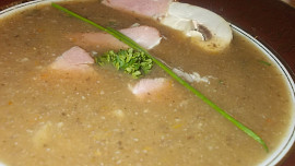 Zeleninový krém s květákem, řapíkatým celerem a houbami