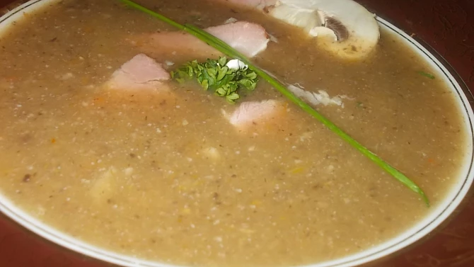 Zeleninový krém s květákem, řapíkatým celerem a houbami