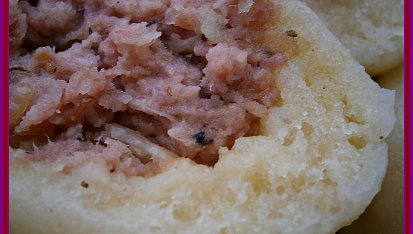 Bramborové knedlíky plněné uzeným s cibulkou a čubricou, detail  řezu