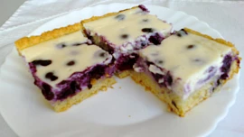 Bramborový moučník s tvarohem a borůvkami