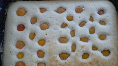 Broskové řezy se šlehačkou a praženými mandlemi