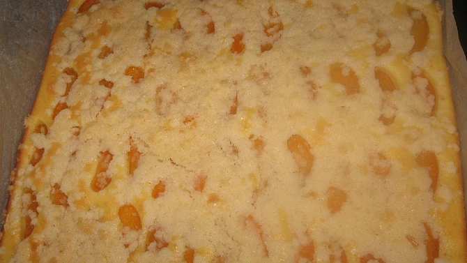Broskvový třený koláč s drobenkou