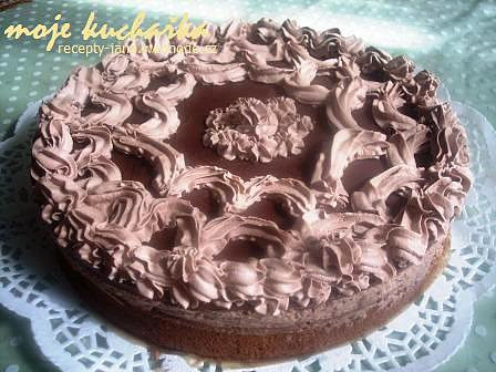 Čokoládovo-marcipánový dort s pařížskou šlehačkou