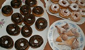 Donuts (na přání syna jen cukr a čokoláda...vykrojené středy jsem ani nestihla vyfotit :-D)