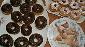 Donuts (na přání syna jen cukr a čokoláda...vykrojené středy jsem ani nestihla vyfotit :-D)