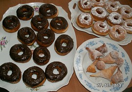 Donuts (na přání syna jen cukr a čokoláda...vykrojené středy jsem ani nestihla vyfotit :-D)