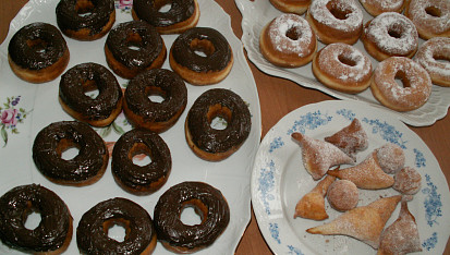 Donuts, na přání syna jen cukr a čokoláda...vykrojené středy jsem ani nestihla vyfotit :-D