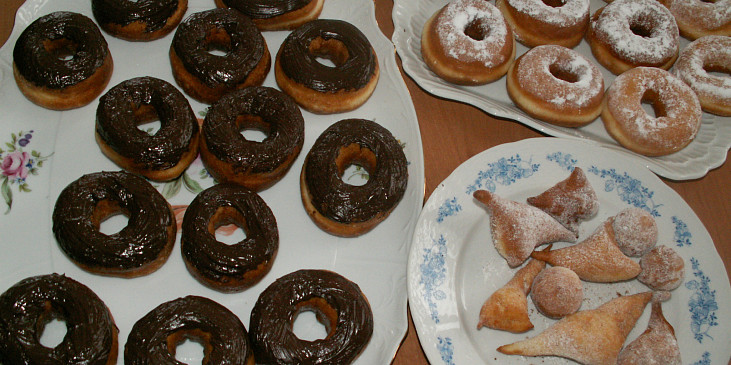 Donuts (na přání syna jen cukr a čokoláda...vykrojené…)