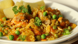 Dušená mrkev s kapustou a kuřecím masem