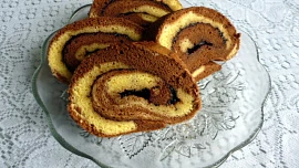 Dvoubarevná roláda s marmeládou