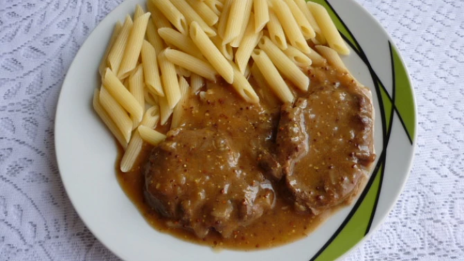 Hovězí kližka na hořčici