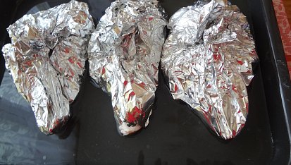 Husokachní stehna s žampióny a nakládanou cibulkou
