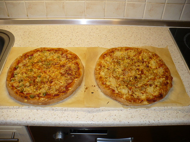Italská pizza (Neapol)- 2*30cm, hotovo