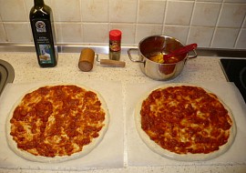 Italská pizza (Neapol)- 2*30cm (s omáčkou)