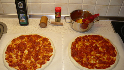 Italská pizza (Neapol)- 2*30cm, s omáčkou