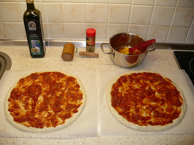 Italská pizza (Neapol)- 2*30cm, s omáčkou