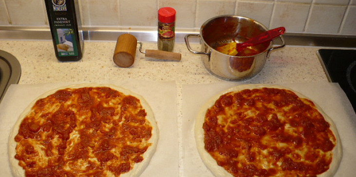 Italská pizza (Neapol)- 2*30cm (s omáčkou)