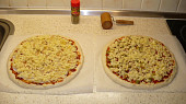 Italská pizza (Neapol)- 2*30cm, nazdobeno