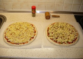 Italská pizza (Neapol)- 2*30cm (nazdobeno)