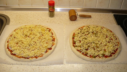 Italská pizza (Neapol)- 2*30cm, nazdobeno