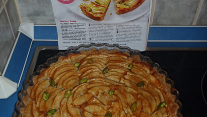 Jablkový koláč s pistáciemi