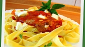 Kotlety s rajčaty, čerstvou  bazalkou a mozzarellou