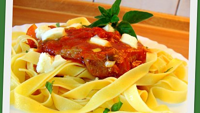 Kotlety s rajčaty, čerstvou  bazalkou a mozzarellou