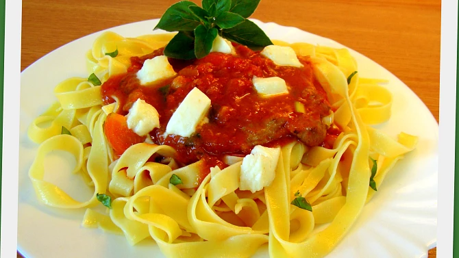 Kotlety s rajčaty, čerstvou  bazalkou a mozzarellou
