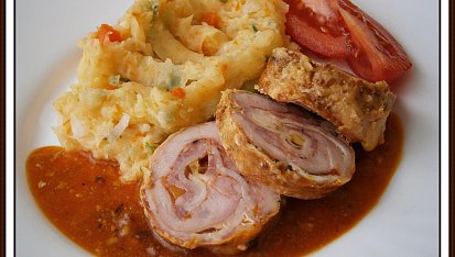 Králík v košilce, se štouchanými bramborami s mrkví a lahůdkovou cibulkou