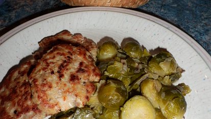 Krůtí mletý steak s růžičkovou kapustou