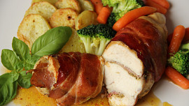 Kuřecí prokládané bazalkovým pestem, šunkou a parmazánem