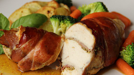 Kuřecí prokládané bazalkovým pestem, šunkou a parmazánem