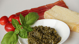 Kuřecí prokládané bazalkovým pestem, šunkou a parmazánem