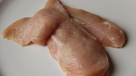 Kuřecí prokládané bazalkovým pestem, šunkou a parmazánem