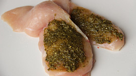 Kuřecí prokládané bazalkovým pestem, šunkou a parmazánem