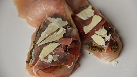 Kuřecí prokládané bazalkovým pestem, šunkou a parmazánem