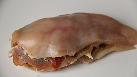 Kuřecí prokládané bazalkovým pestem, šunkou a parmazánem