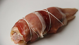 Kuřecí prokládané bazalkovým pestem, šunkou a parmazánem