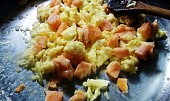 Losos v rýži (osmažíme do tuha vajíčka a přidáme lososa...)