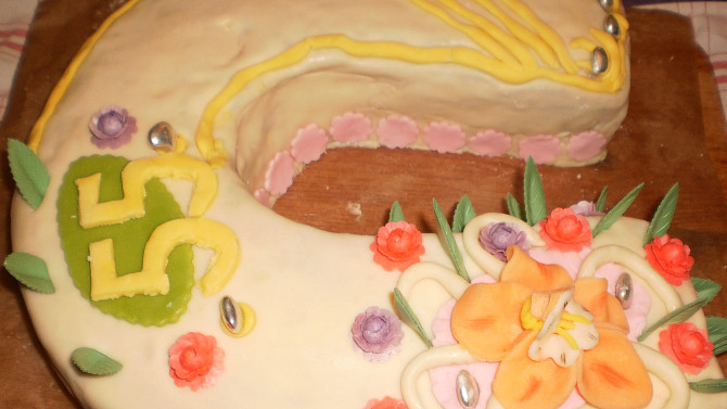 Mramorová podkova s domácím marcipánem, hotový dort