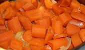 Jednoduchá mrkvová polévka se zázvorem - výborná na zimu (Kousky mrkve a cibulky podusíme na másle)
