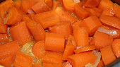 Jednoduchá mrkvová polévka se zázvorem - výborná na zimu, Kousky mrkve a cibulky podusíme na másle