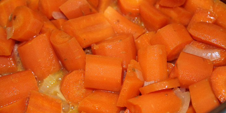 Jednoduchá mrkvová polévka se zázvorem - výborná na zimu (Kousky mrkve a cibulky podusíme na másle)
