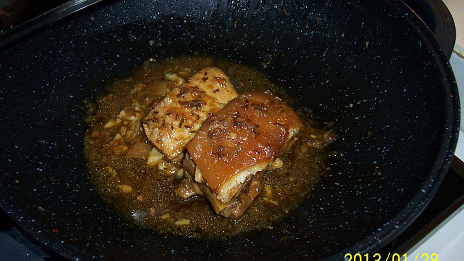 Nepečené vepřové maso, maso dušené ve woku