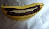 Pečený banán s čokoládou (Před pečením.)