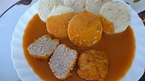 Rajská omáčka s masovými kuličkami a knedlíkem